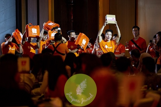 Guests had a first-hand experience of the Shopee24 Express Delivery when they received their goodie bags from the Shopee24 team