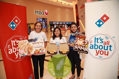 The team from Domino's Pizza together with the latest product, Saranghae-ny Stix during the Korean Drama Night