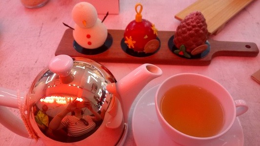 A pot of tea goes well with the Petit Gateaux