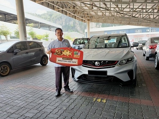 Encik Mohamad Sayuti Bin Abas from Chemor, Perak one of the eight Grand Prize winners of Peraduan Nestlé Niu Year, received a brand new Proton X50 SUV