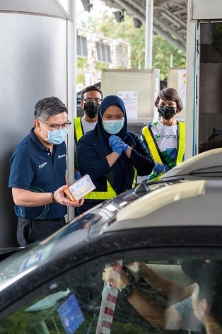 Vincent Kuan, Chief Corporate Communications Officer, Hartalega, led the team in distributing care packages containing kurma, face masks, and hand sanitisers to the public at Guthrie Corridor Expressway toll booths