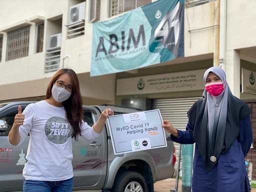 Executive Director of Projek57, Debbie Choa (left), and Maria Kamel, Penyelaras Projek Bantuan Lapangan/Pengurus Sekretariat ABIM Pusat (right), during the distribution of food aid to families affected by the COVID-19 pandemic