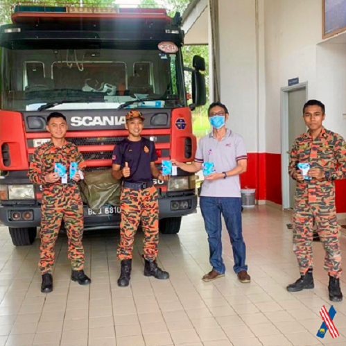 Gifting handcrafted pouches with Projek57's unity ribbons to frontliners as a token of appreciation under a collaboration with UEM Sunrise