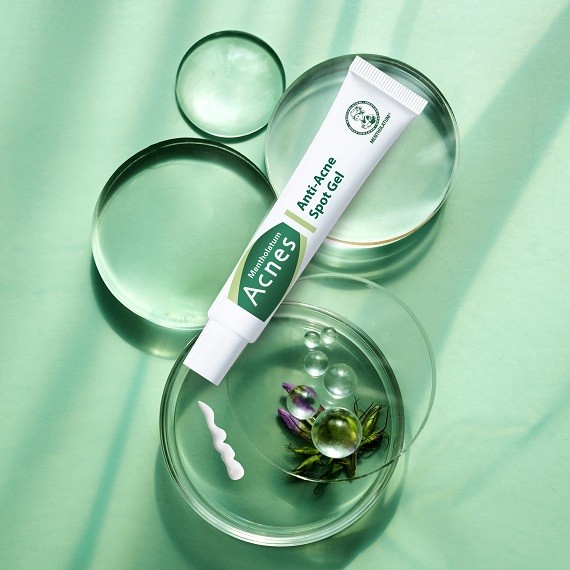 acne-anti-acne-spot-gel-lifestyle