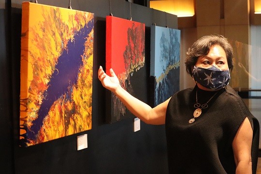 Tina explaining her art