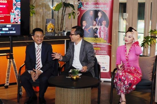From left to right: YBrs. Encik Shahrin Mokhtar, Director of Package Development Division of Tourism Malaysia, Dr Jason Hee, President cum Founder of Miss Malaysia Kebaya and Malaysia Fashion Modeling & Pageant Association and Miss Nicole FeLyne Co-founder of Miss Malaysia Kebaya