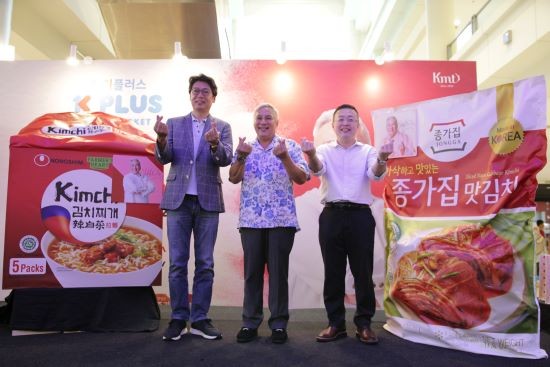 Jongga & Nongshim Farmer’s Heart Hails Ambassador Chef Wan As Kimchi Making Expert At Malaysia’s 1st First Kimchi Festival