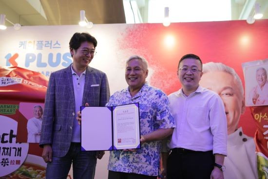 Certificate of Completion of Kimchi Making Specialist Course from Seoul Kimchi Academy to Datuk Dr. Chef Wan. (Left to right): YBhg Datuk Matthew Lee, Founder and Chairman of KMT Jaya; Mr. Benny Lim, Managing Director of KMT Jaya; YBhg Datuk Dr. Chef Wan, Malaysian Celebrity Chairman
